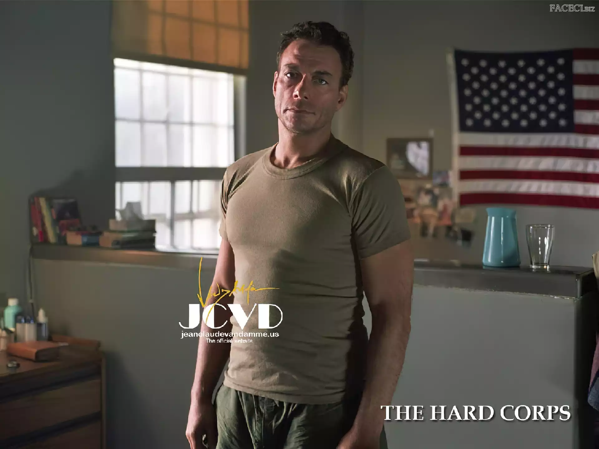 Jean Claude Van Damme, beżowa koszulka